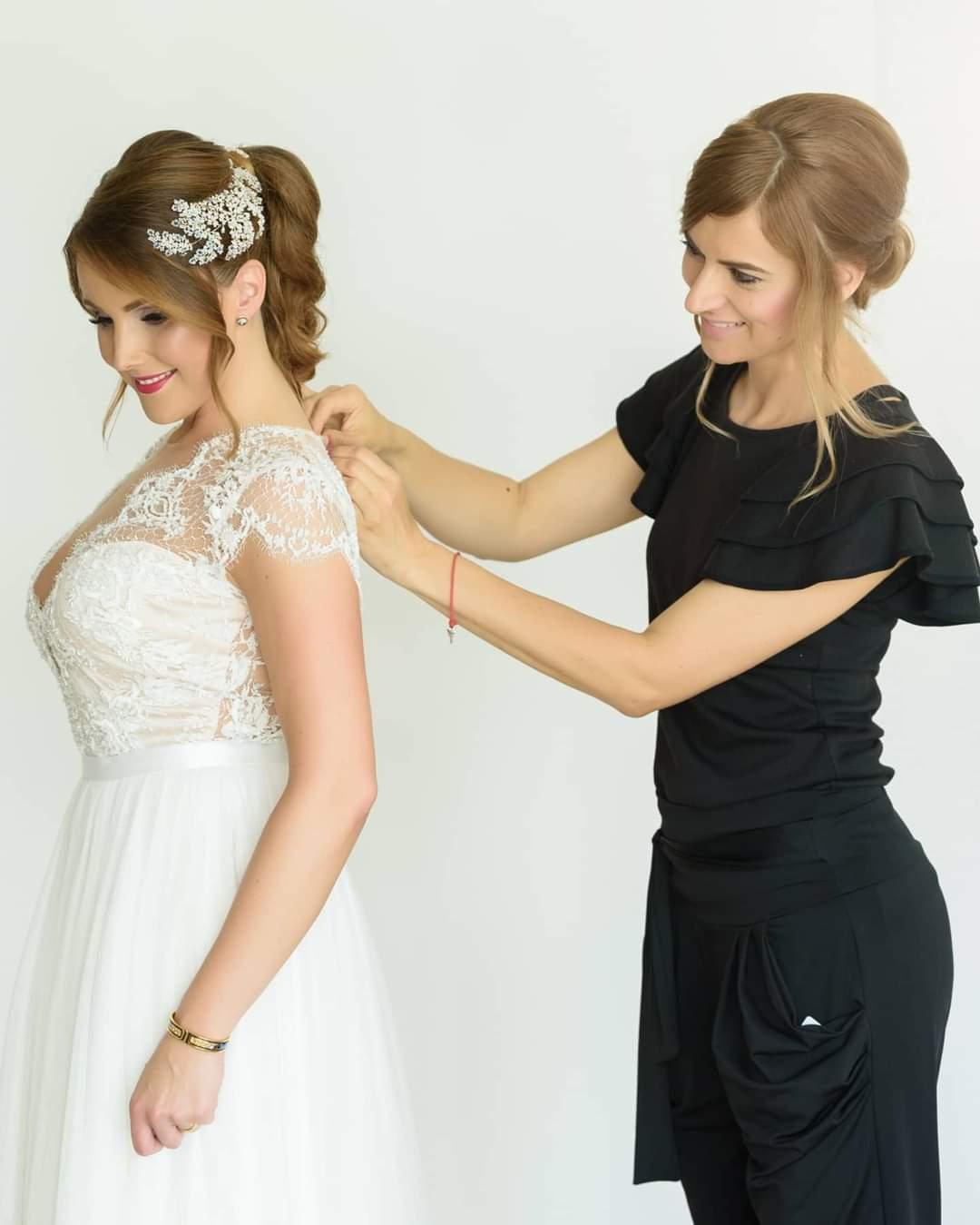 A menyasszonystylist segít a menyasszonyoknak a megfelelő ruha kiválasztásában.